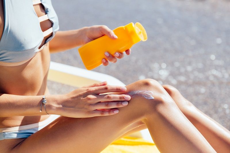Prodotti solari e prima esposizione al sole dopo la quarantena: l’importanza di idratare la pelle